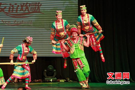 中國(guó)僑網(wǎng)《扁擔(dān)挑起情嘿咯》