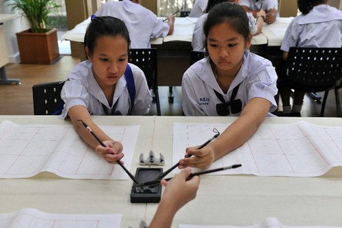 中國僑網(wǎng)圖為泰國學(xué)生學(xué)寫書法。(高健鈞 攝)