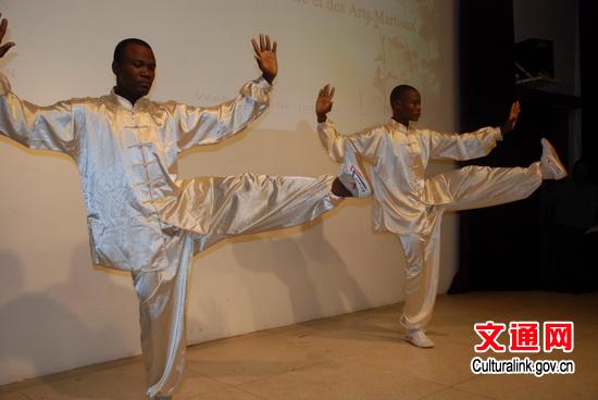 中國僑網(wǎng)文化中心太極班學(xué)員太極拳表演。(曹肅 攝)