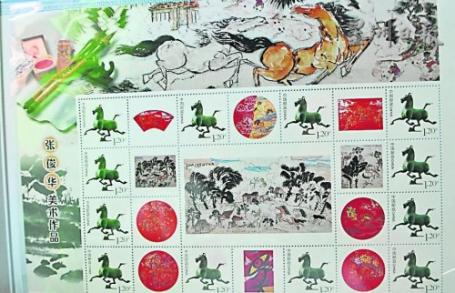 中國僑網(wǎng)珍藏冊內(nèi)的主票為“銅奔馬”圖,附票是張俊華的作品。(馬來西亞《星洲日報》)