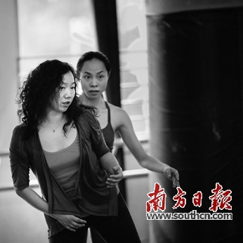 中國(guó)僑網(wǎng)《狐眼愛語:穿梭于你我之間的TA》劇排練花絮。(陳靖文 攝)