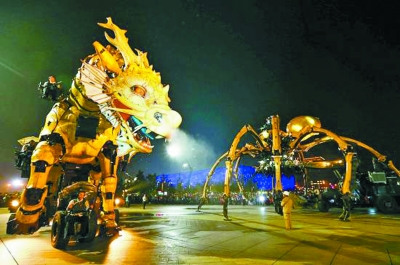 中國僑網(wǎng)法國機械“龍馬”在北京進行巡游表演