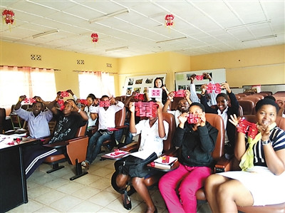 中國僑網(wǎng)圖為孔子學(xué)院學(xué)員在展示自己的剪紙作品。