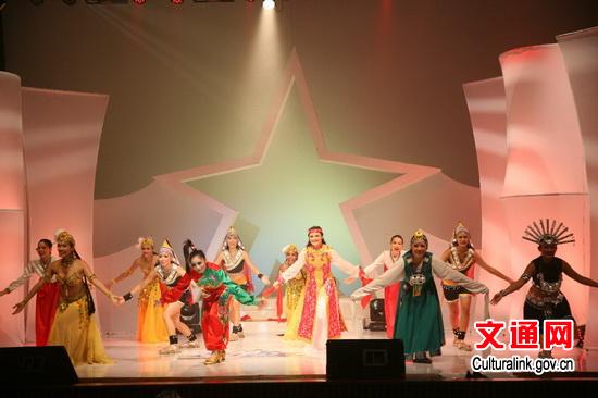 中國僑網文化中心舞蹈《爭奇斗艷》。