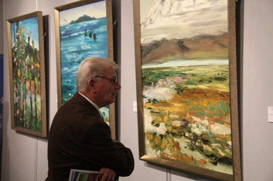 中國僑網(wǎng)油畫展現(xiàn)場。