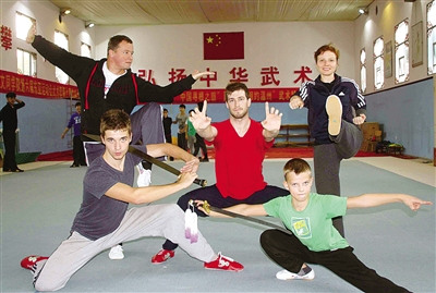 中國僑網(wǎng)來自捷克的功夫五人組(后排左一為翁儀)