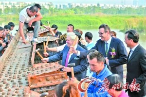 中國僑網(wǎng)150年法國鐵橋在順德獲藝術生命。(何波 攝)