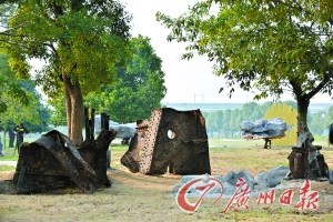 中國僑網(wǎng)由埃菲爾鐵橋的鐵制作成的部分作品。(何波 攝)