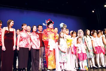 中國(guó)僑網(wǎng)演員和嘉賓合影。(美國(guó)《僑報(bào)》/朱珊 攝)