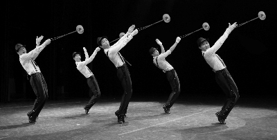 中國(guó)僑網(wǎng)《雨中情——抖空竹》劇照。