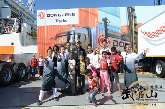 中國僑網(wǎng)中國武當(dāng)功夫團在南非開普敦港口演出