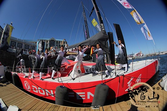 中國僑網(wǎng)中國武當(dāng)功夫團在南非開普敦港口演出