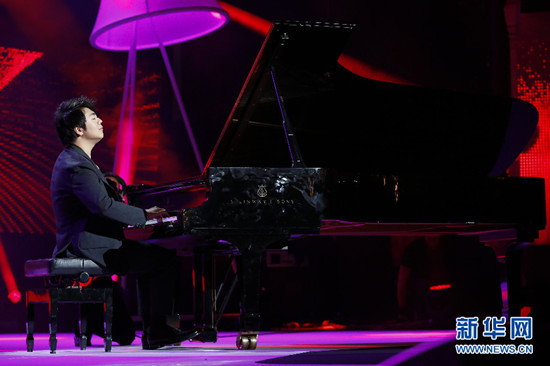 中國(guó)僑網(wǎng)郎朗在臺(tái)上演奏鋼琴。(Pau Barrena 攝)