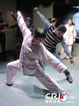 中國僑網(wǎng)印度團(tuán)員學(xué)習(xí)傳統(tǒng)武術(shù)。(廖亮 攝)