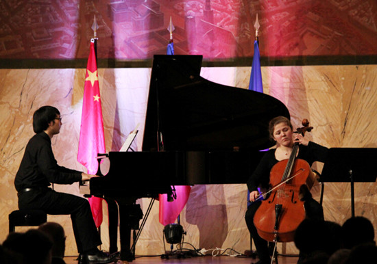 中國僑網(wǎng)華裔鋼琴演奏家法國大提琴手聯(lián)袂演出。(法國《歐洲時(shí)報(bào)》/孔帆 攝)