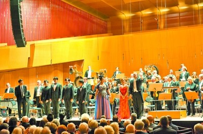 中國僑網演出結束,演員們一次次謝幕。