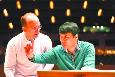 中國僑網葉小鋼與指揮溝通作品處理細節(jié)。