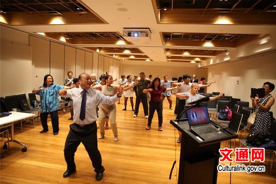 中國(guó)僑網(wǎng)秦敏教授指導(dǎo)八段錦