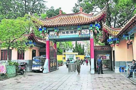 中國僑網(wǎng)華團(tuán)領(lǐng)袖提供中國的兩款牌樓供建委會參考。(馬來西亞《星洲日報》)