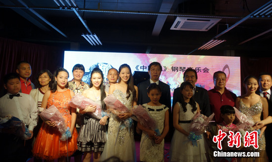 中國(guó)僑網(wǎng)圖為華裔少年演奏結(jié)束后謝幕。 莫成雄 攝