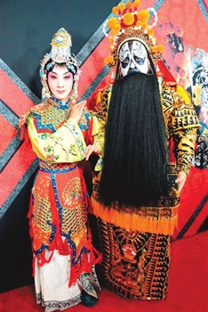 中國僑網(wǎng)3D京劇電影《霸王別姬》由尚長榮(右)和史依弘領(lǐng)銜主演。