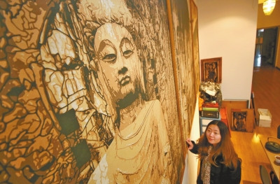 中國僑網(wǎng)立體剪紙剪出來的盧舍那大佛。(王亞鴿 攝)