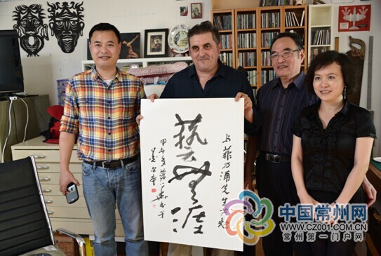 中國(guó)僑網(wǎng)與墨爾本當(dāng)?shù)厮囆g(shù)家philip交流