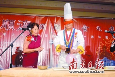 中國僑網(wǎng)順德名廚林潮帶在加拿大表演切土豆絲。(順德區(qū)外事僑務(wù)局供圖)