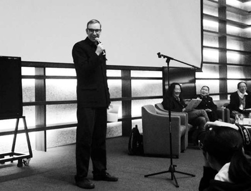 中國(guó)僑網(wǎng)外國(guó)詩(shī)人朗誦詩(shī)歌。(鄧丹丹 攝)