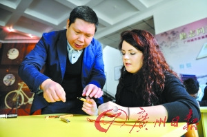 中國(guó)僑網(wǎng)西班牙女生在學(xué)習(xí)骨雕。(莫偉濃 攝)