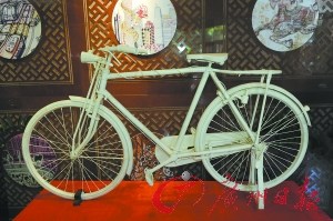 中國(guó)僑網(wǎng)現(xiàn)場(chǎng)展示的骨雕作品《自行車》。(莫偉濃 攝)