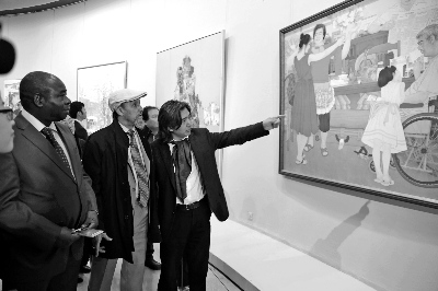 中國僑網(wǎng)中國美術(shù)館館長吳為山向到場的外國嘉賓介紹參展畫作。