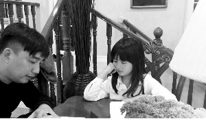 中國(guó)僑網(wǎng)多爸黃磊擔(dān)任女兒翻譯工作的中文指導(dǎo)。