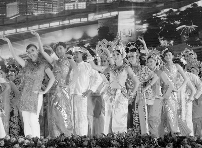 中國(guó)僑網(wǎng)中國(guó)與東盟各國(guó)藝術(shù)家一起走上舞臺(tái)獻(xiàn)上謝幕演出。(葉飛 攝)