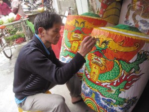 中國僑網(wǎng)黃壽三在彩繪一對龍燈。(方章雄 攝)