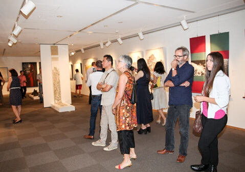 中國(guó)僑網(wǎng)來賓觀看展覽。