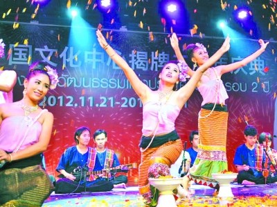 中國(guó)僑網(wǎng)曼谷中國(guó)文化中心成立兩周年慶典活動(dòng)上的精彩文藝演出。(畢尚宏 攝)