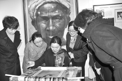 中國僑網(wǎng)姚建萍(右三)的刺繡藝術(shù)讓人驚嘆。(王海磬 攝)