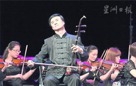 中國僑網(wǎng)朱昌耀全神貫注的投入在演奏中神情。(馬來西亞《星洲日報》)