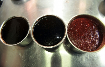 中國(guó)僑網(wǎng)調(diào)配好的各種醬料。