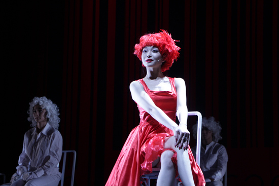 中國僑網(wǎng)中國知名話劇導(dǎo)演孟京輝執(zhí)導(dǎo)的話劇《琥珀》近日在德國漢堡最負(fù)盛名的塔利亞劇院連續(xù)上演兩場(chǎng)。(法國《歐洲時(shí)報(bào)》德國版/陳磊 攝)