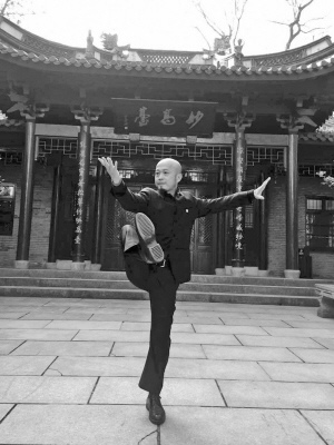 中國僑網(wǎng)夏寶峰展示內(nèi)家拳。