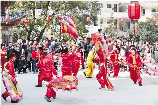 中國(guó)僑網(wǎng)青田魚燈表演。(梁臻 孫瀟娜 張尚偉/攝)
