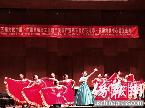 中國(guó)僑網(wǎng)舞蹈《俏妞妞》帶來喜慶氣氛。(美國(guó)《僑報(bào)》/林菁 攝)