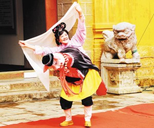 中國僑網(wǎng)楊美淮表演花燈。