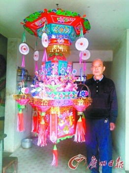 中國(guó)僑網(wǎng)云安縣富林鎮(zhèn)老藝人卓銘坤制作的玲瓏子母燈。