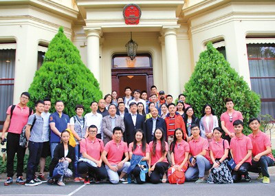 中國(guó)僑網(wǎng) 圖為2015年“文化中國(guó)·四海同春”大洋洲藝術(shù)團(tuán)成員與中國(guó)駐墨爾本總領(lǐng)事館成員合影。(《人民日?qǐng)?bào)海外版》/嚴(yán)瑜 攝)