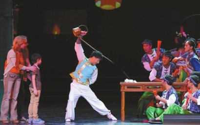 中國僑網(wǎng)曾小龍?jiān)诙砹_斯表演長嘴壺茶藝。