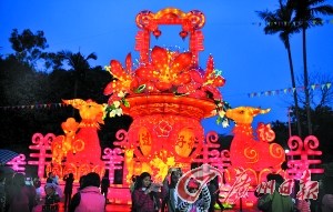 中國僑網(wǎng)不少公園舉辦燈會(huì),圖為市民在越秀公園賞燈。(廖雪明 攝)