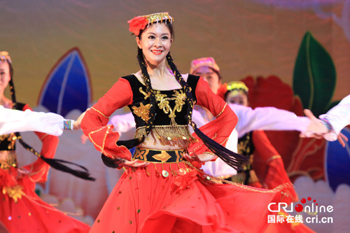 中國僑網(wǎng)維吾爾族舞蹈《掀起你的蓋頭來》(國際在線)